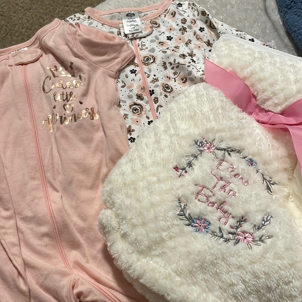 2 Baby Onesies+blanket